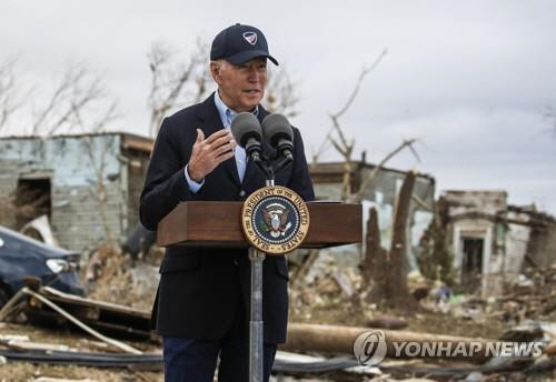 조 바이든 미국 대통령이 15일(현지시간) 토네이도로 큰 피해를 본 켄터키주 도슨 스프링스를 방문해 현장을 둘러본 뒤 파괴된 가옥 앞에서 연설하고 있다.  EPA=연합뉴스
